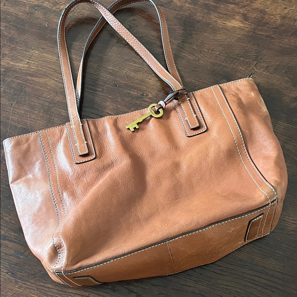 Large brown full-grain leather Fossil bag, excellent condition